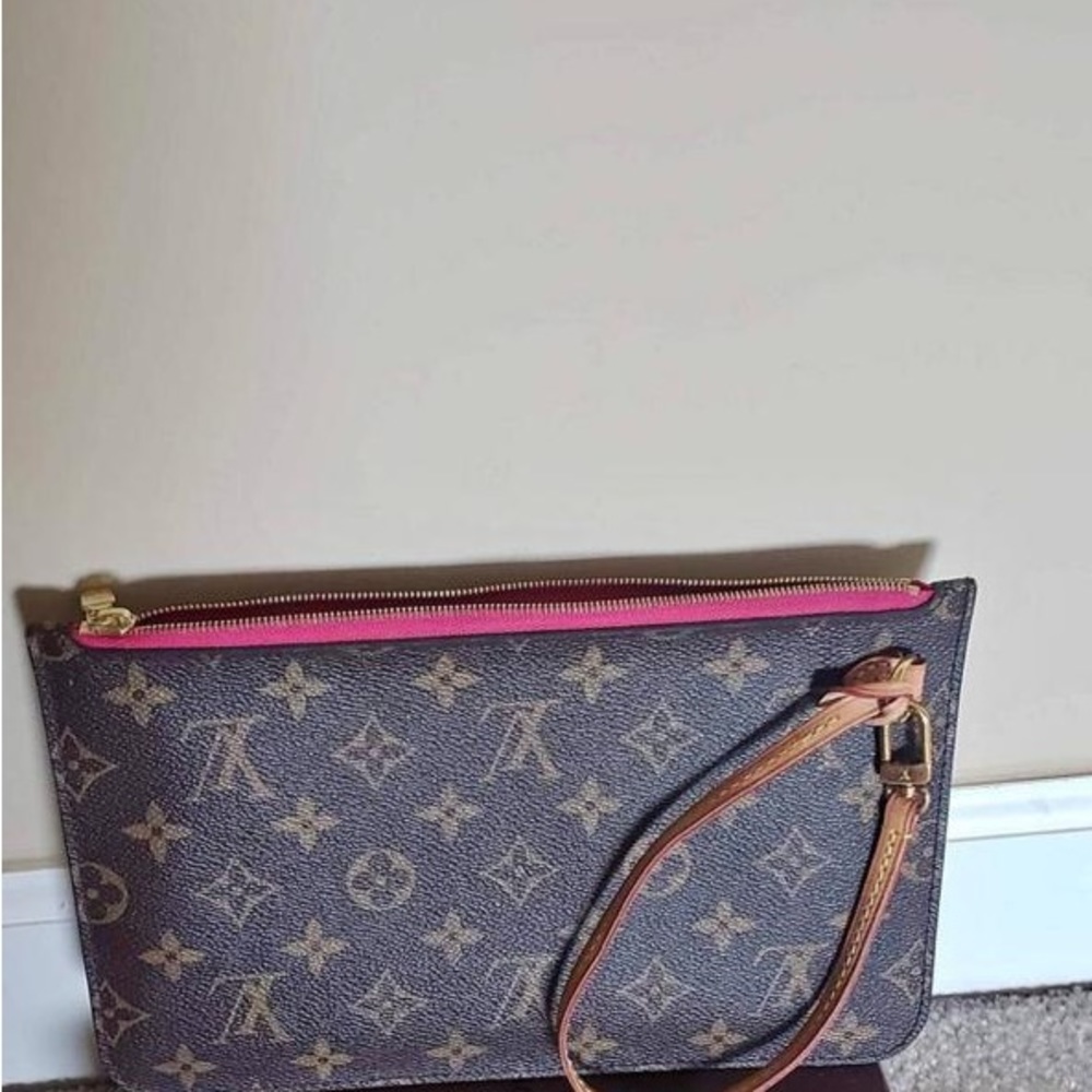 Like new used twice Louis Vuitton clutch
